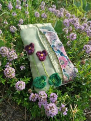 Etui à lunettes clic-clac, Deux brins de violette sur un air printanier et frais, coton et tissus d'ameublement, fermoir cliclac 10cm