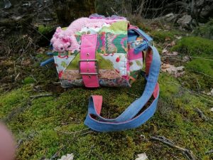 Petite besace, 22cm/18cm/ 10cm "Pour une cure de bucolique ... Régénérante", Motif Axolotl en 3d, similicuir, coton et velours