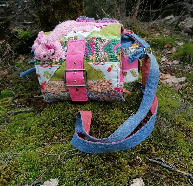 Petite besace, 22cm/18cm/ 10cm « Pour une cure de bucolique … Régénérante », Motif Axolotl en 3d, similicuir, coton et velours