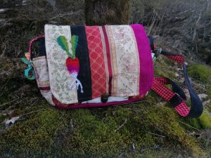 Petite Besace, Potagers d'automne, "Radis " , tissus de tapissier, jean et coton