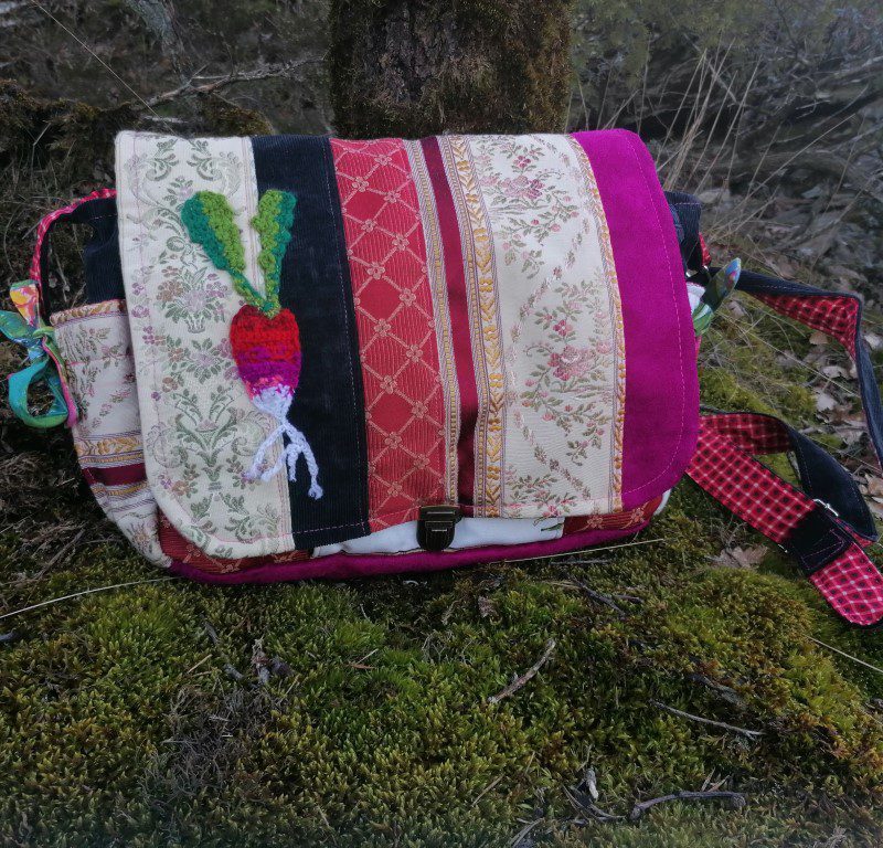 Petite Besace, Potagers d’automne, « Radis » , tissus de tapissier, jean et coton