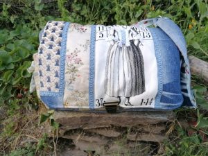 Sac, Grande Besace de survie Edition sorcière époussetée qui rendra chèvre et même Haouuu ! , Jean, coton , galons, tissus de tapissier ...