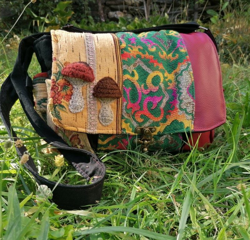 Petite Besace, Balade en automne estivale dans un jardin fleuris » , tissus de tapissier , simili , jean et coton