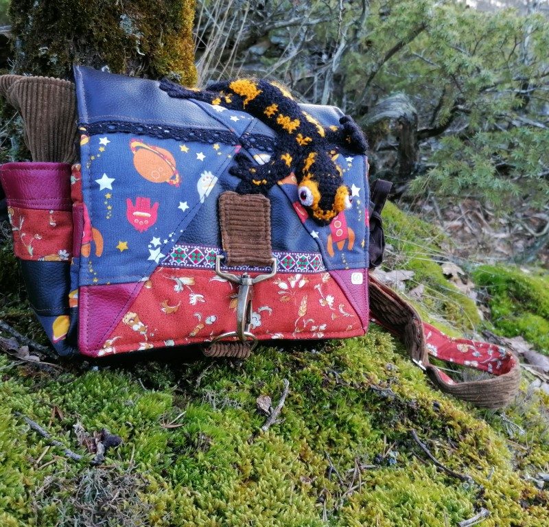 Petite besace, « Pour des rêves célestes d’automne… Régénérante », Motif salamandre en 3d, similicuir, coton et velours