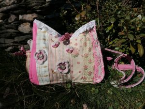 Petite Besace, "Boudoir d'antan" , tissus de tapissier, lin simili... et coton