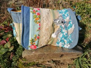 Petite Besace, "Simone" , tissus de tapissier, jeans... et coton