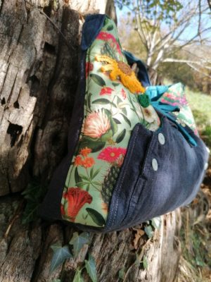 Besace, "Vallée", "le petit dragon qui sommeillait en soi..." tissus d'ameublement, jean et coton