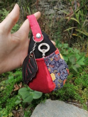 Etui à clefs, petite, La Bonne poire aux clefs, "lie de vin fleuris ..", tissus velours , coton, simili taille b