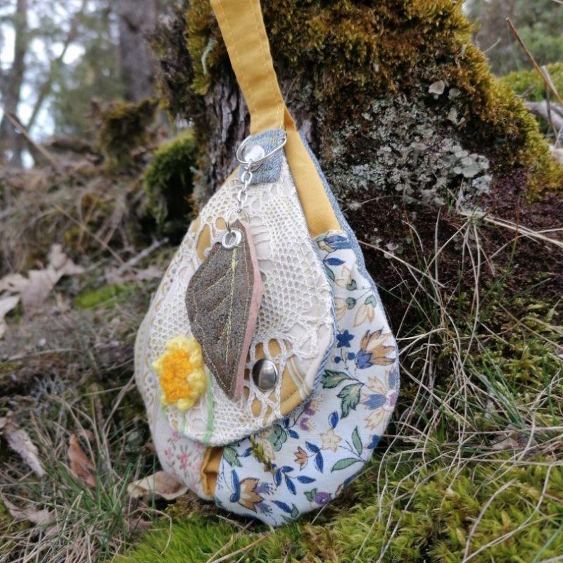 Etui à clefs, grosse, La Bonne poire aux clefs ferme son clapet, « Narcisse .. », jean, coton, dentelle tissus d’ameublement