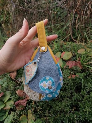 Etui à clefs, grosse, La Bonne poire aux clefs ferme son clapet, "Simone ..", jean, coton, dentelle tissus d'ameublement