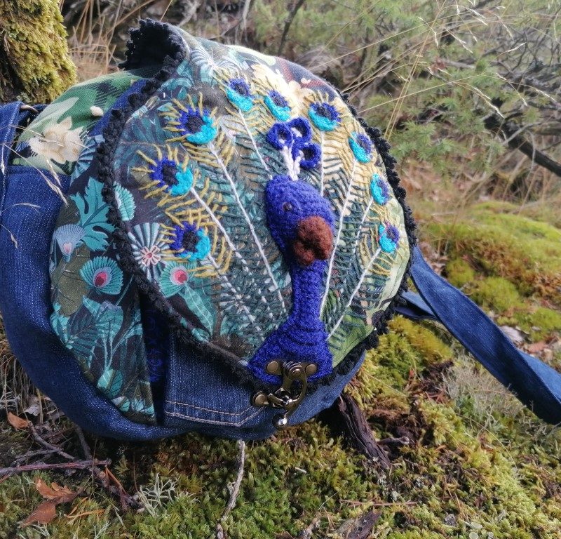 La caraboule , Besace ronde , « Révèle la roue qui est en toi », jeans , cotons, et tissus tapissier