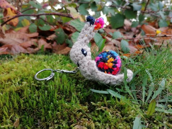 Amigurumi escargot, cagouille, caracole , porte-clefs, avec sa maison toute arc-en-ciel et bleu marine , n3