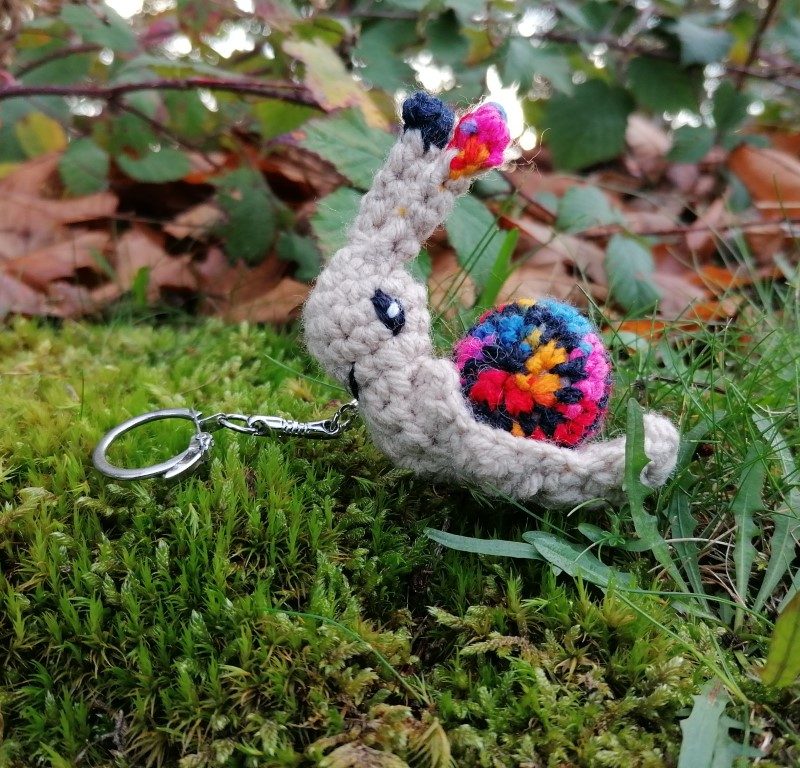 Amigurumi escargot, cagouille, caracole , porte-clefs, avec sa maison toute arc-en-ciel et bleu marine , n3