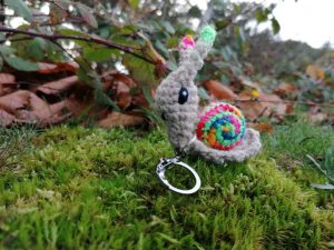 Amigurumi escargot, cagouille, caracole , porte-clés, avec sa maison toute arc-en-ciel et vert fluo , n2