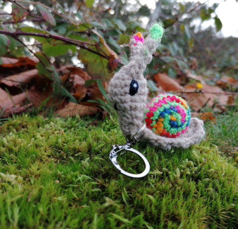 Amigurumi escargot, cagouille, caracole , porte-clés, avec sa maison toute arc-en-ciel et vert fluo , n2