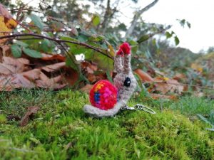 Amigurumi escargot, cagouille, caracole ,  porte-clés, avec sa maison toute arc-en-ciel et rouge, n6
