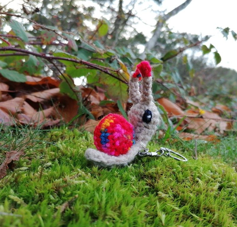 Amigurumi escargot, cagouille, caracole , porte-clés, avec sa maison toute arc-en-ciel et rouge, n6