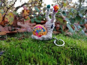 Amigurumi escargot, cagouille, caracole , porte-clé, avec sa maison toute arc-en-ciel et jaune n1