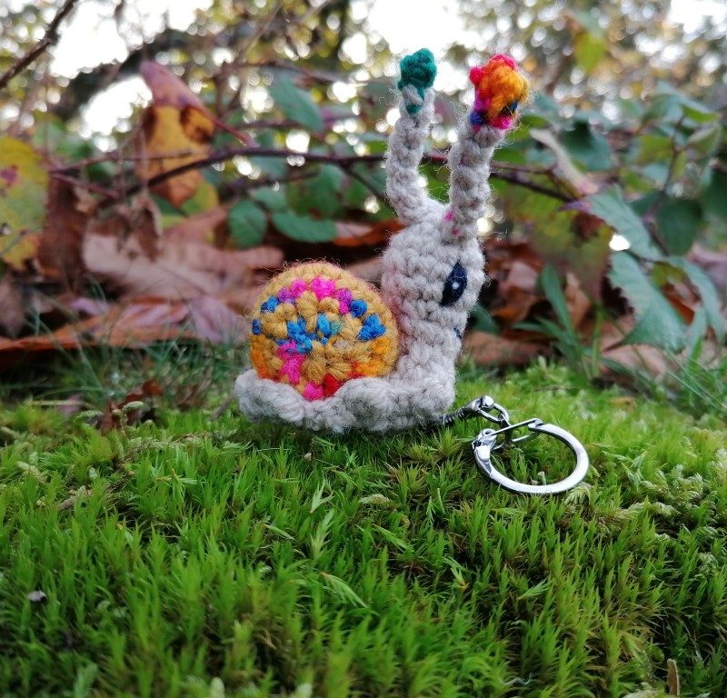 Amigurumi escargot, cagouille, caracole , porte-clé, avec sa maison toute arc-en-ciel et jaune n1