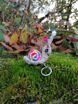 Amigurumi escargot, cagouille, caracole , porte-clés, avec sa maison toute arc-en-ciel et blanche