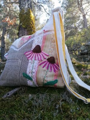 La pense à pas tout ! Besace bandoulière, époussetage bohème pour deux Echinacées, motifs 3d , jean, tissus d'ameublements