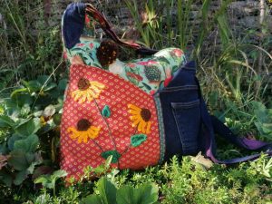 La pense à pas tout ! Besace bandoulière, "L'occitan qui pique et fleurs de rudbeckia", motifs 3d , jean's, tissus d'ameublements