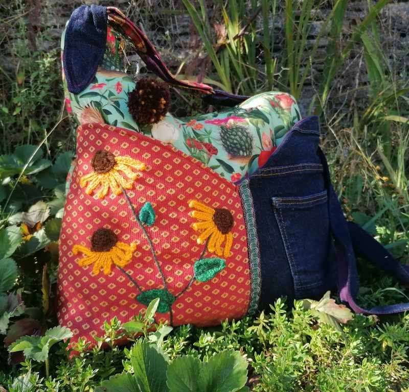 La pense à pas tout ! Besace bandoulière, « L’occitan qui pique et fleurs de rudbeckia », motifs 3d , jean’s, tissus d’ameublements