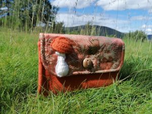 Portefeuille soufflet "Automne , oronge ", motifs oronge 3d , tissus de tapissier, coton , draps de laine .. bouton châtaignier