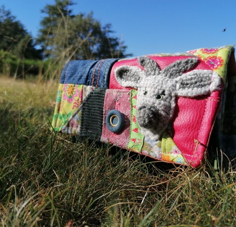 Portefeuille soufflet « Qui rend chèvre ! « , » Summer spring and jean ! » , simili, jean coton, galons…