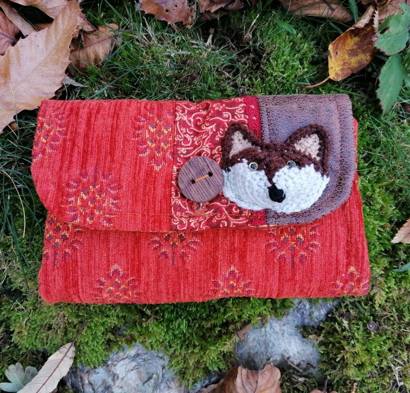 Portefeuille soufflet “Balade d’automne d’un loup”, avec son motifs loups 3d , en tissus de tapissier, coton , simili .. bouton en bois