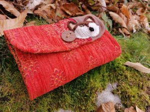 Portefeuille soufflet "Balade d'automne d'un loup", avec son motifs loups 3d , en tissus de tapissier, coton , simili .. bouton en bois
