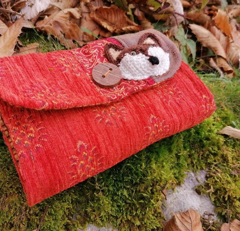 Portefeuille soufflet “Balade d’automne d’un loup”, avec son motifs loups 3d , en tissus de tapissier, coton , simili .. bouton en bois