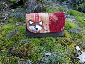 Portefeuille soufflet "Balade d'automne occitane d'un loup", motifs loups 3d , tissus de tapissier, coton , velours.. bouton céramique