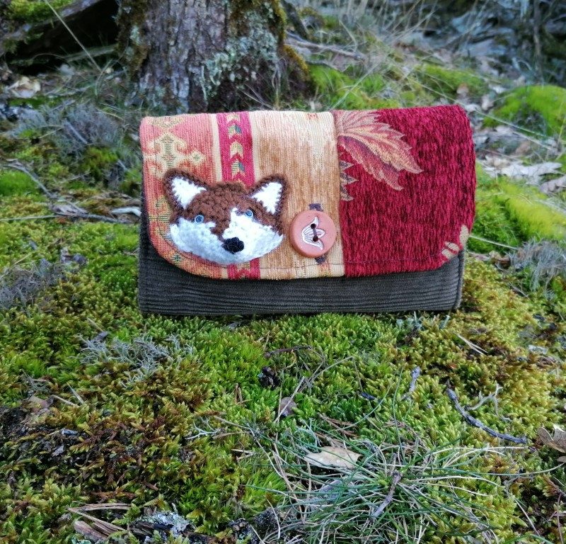 Portefeuille soufflet « Balade d’automne occitane d’un loup », motifs loups 3d , tissus de tapissier, coton , velours.. bouton céramique