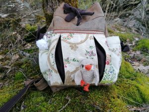 Sac à dos, "Lanterne","Chouette perchée sur un lit de Douceur fleuris dans les roches schisteuse", simili, cotons, et  tissus tapissier