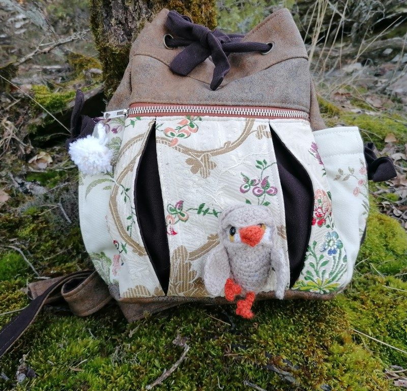 Sac à dos, « Lanterne », »Chouette perchée sur un lit de Douceur fleuris dans les roches schisteuse », simili, cotons, et tissus tapissier