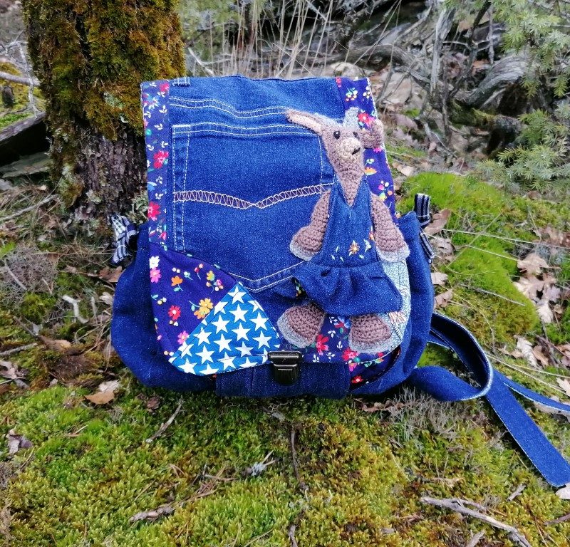 Sac à dos, « lanterne », « Qui rend chèvre », » Excursion en jean bucolique et fleuris pour un rêve », jean, cotons, tissus à carreaux…T moyenne