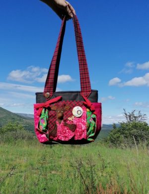 Sac à main épaule," Qui rend chèvre", " La vie en rose , artdéco avec une pointe de réalité, coton, simili, jean, suédine...