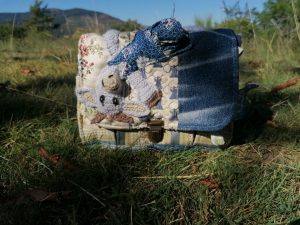 Petit sac bandoulière, "Soufflette" une chèvre bouleversé par une sorcière!, Jean, coton , galons, tissus de tapissier