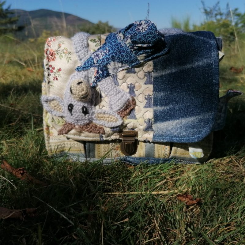 Petit sac bandoulière, “Soufflette” une chèvre bouleversé par une sorcière!, Jean, coton , galons, tissus de tapissier