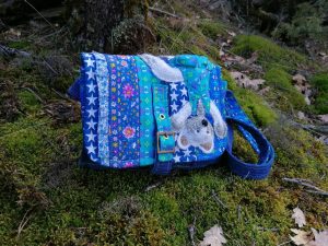 Petit sac bandoulière, "Soufflette" sur une louve aux doux rêves bleus, jean et coton