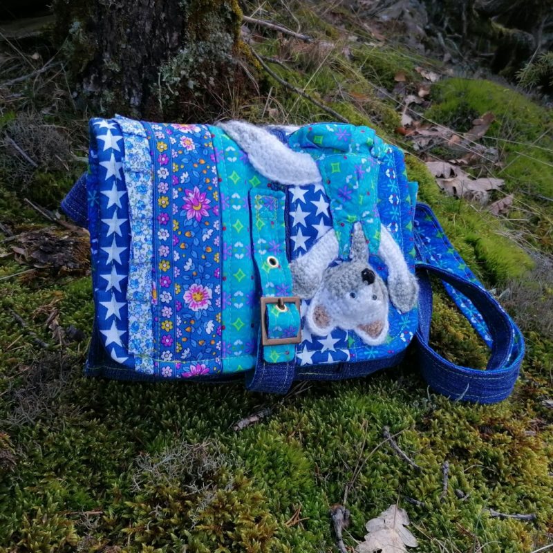 Petit sac bandoulière, « Soufflette » sur une louve aux doux rêves bleus, jean et coton