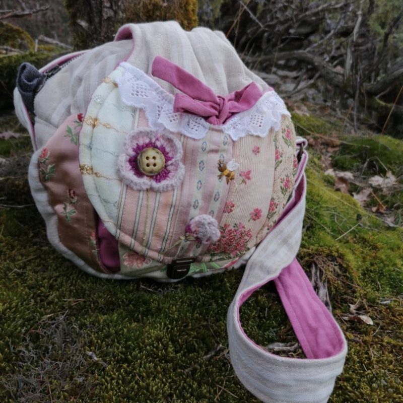 La caraboule , Besace ronde , « Boudoir d’antan », lin , cotons, et tissus tapissier