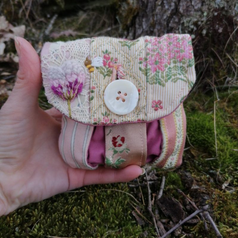 Porte-monnaie, « Petit pain », « boudoir d’antan », tapissier, jean et coton …