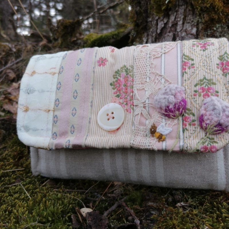 Portefeuille soufflet « Boudoir d’antan »,fleurs 3d, tissus de tapissier, coton, bouton vintage