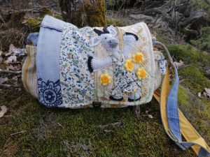 Petite Besace, "Narcisse" , tissus de tapissier, jeans... et coton