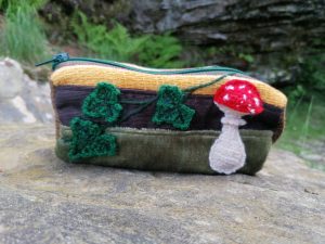 Trousse , à crayon, range bouteille, "Tronc forestier , salamandingue et son amanite", tissus d'ameublement, jeans, velours, coton...