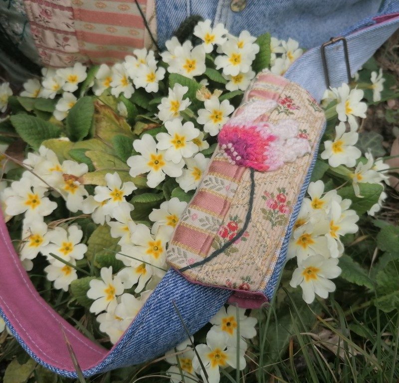 Protège-sangle, « Petite tape à l’épaule », « le Cyclamen bohème », jean, tissus d’ameublement et coton