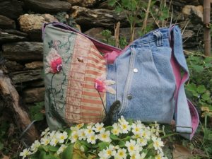 Besace, "Vallée", " Poésie bucolique , de deux cyclamens salamandingues", tissus d'ameublement, jean et coton