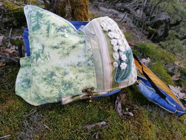 Petite Besace, "à l’orée d’un brin de muguet dans les bois" , tissus de tapissier, lin jean.. et coton